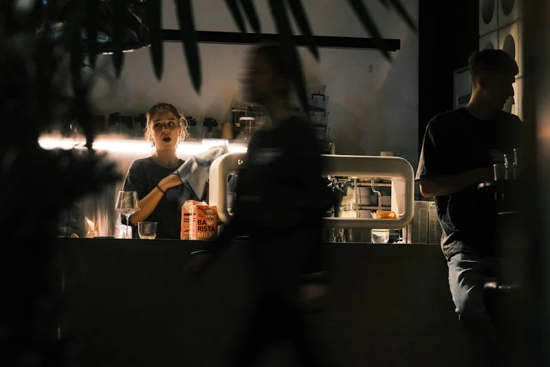 Interior de un bar limpio y ordenado por la noche